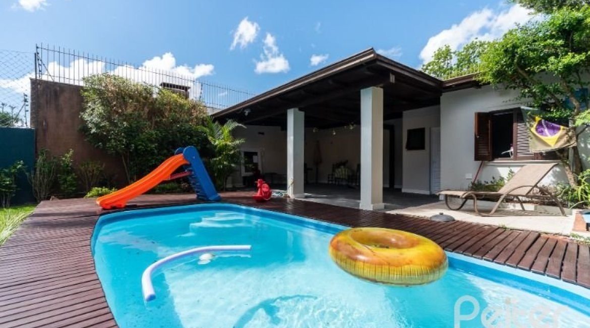Casa à venda com 332m², 4 dormitórios, 2 suítes, 3 vagas, no bairro Tristeza em Porto Alegre