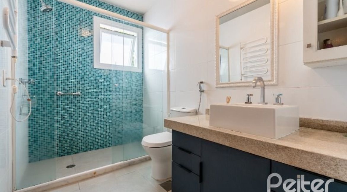 Casa à venda com 332m², 4 dormitórios, 2 suítes, 3 vagas, no bairro Tristeza em Porto Alegre