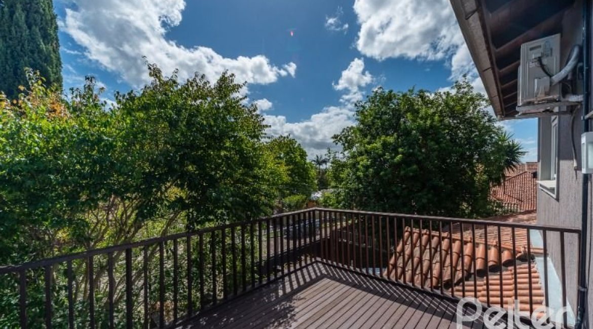 Casa à venda com 332m², 4 dormitórios, 2 suítes, 3 vagas, no bairro Tristeza em Porto Alegre
