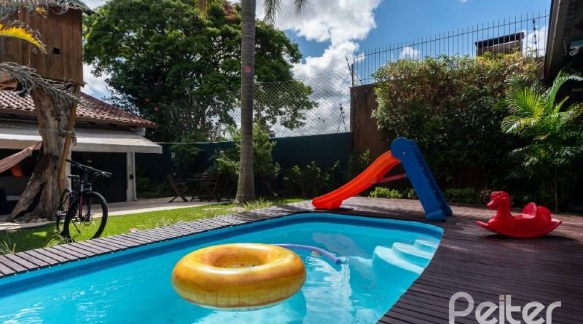 Casa à venda com 332m², 4 dormitórios, 2 suítes, 3 vagas, no bairro Tristeza em Porto Alegre