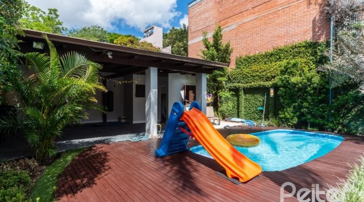 Casa à venda com 332m², 4 dormitórios, 2 suítes, 3 vagas, no bairro Tristeza em Porto Alegre