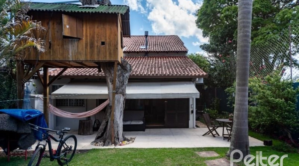 Casa à venda com 332m², 4 dormitórios, 2 suítes, 3 vagas, no bairro Tristeza em Porto Alegre