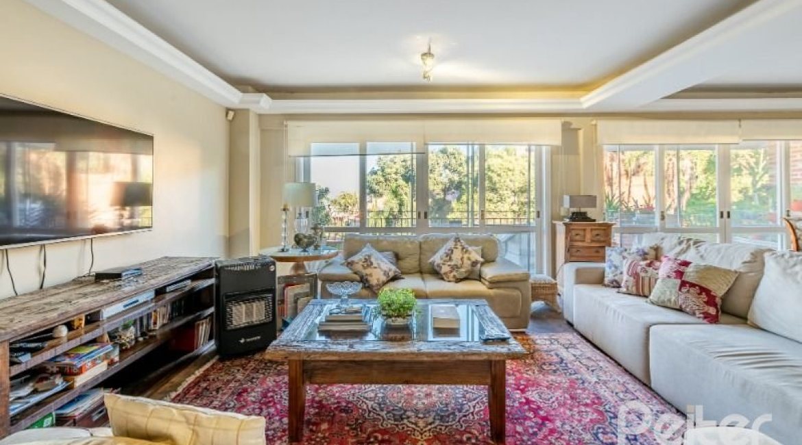 Casa à venda com 449m², 4 dormitórios, 4 suítes, 4 vagas, no bairro Jardim Isabel em Porto Alegre