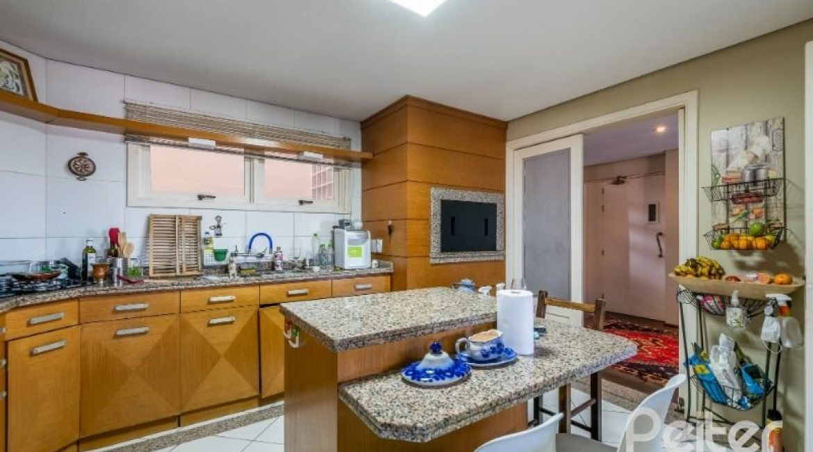 Casa à venda com 449m², 4 dormitórios, 4 suítes, 4 vagas, no bairro Jardim Isabel em Porto Alegre