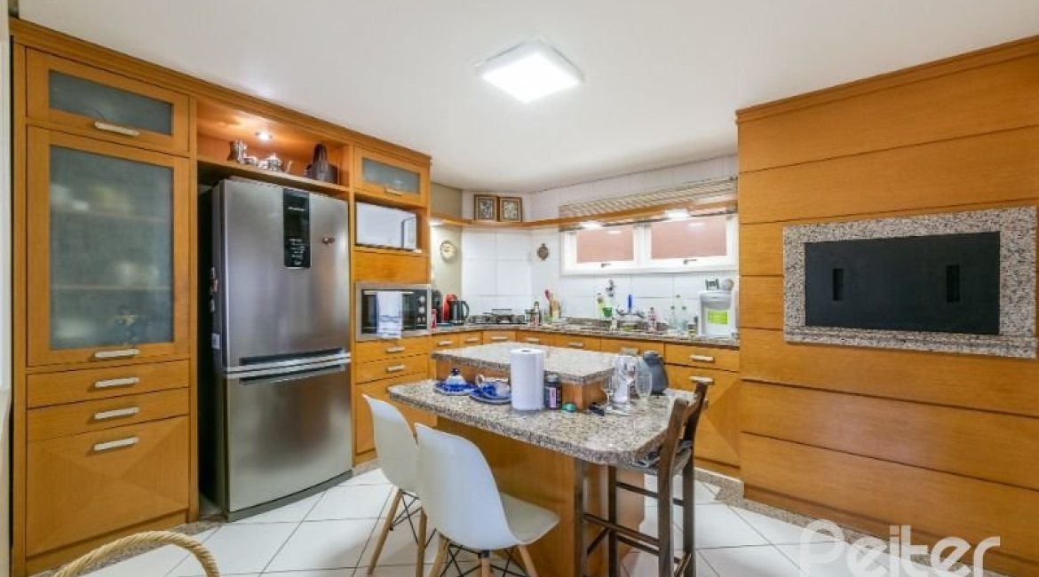 Casa à venda com 449m², 4 dormitórios, 4 suítes, 4 vagas, no bairro Jardim Isabel em Porto Alegre