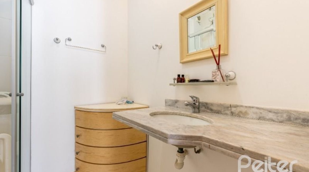 Casa à venda com 449m², 4 dormitórios, 4 suítes, 4 vagas, no bairro Jardim Isabel em Porto Alegre