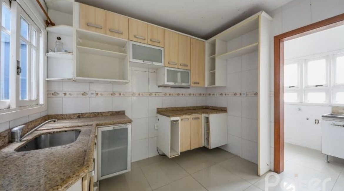 Casa à venda com 206m², 3 dormitórios, 1 suíte, 2 vagas, no bairro Ipanema em Porto Alegre