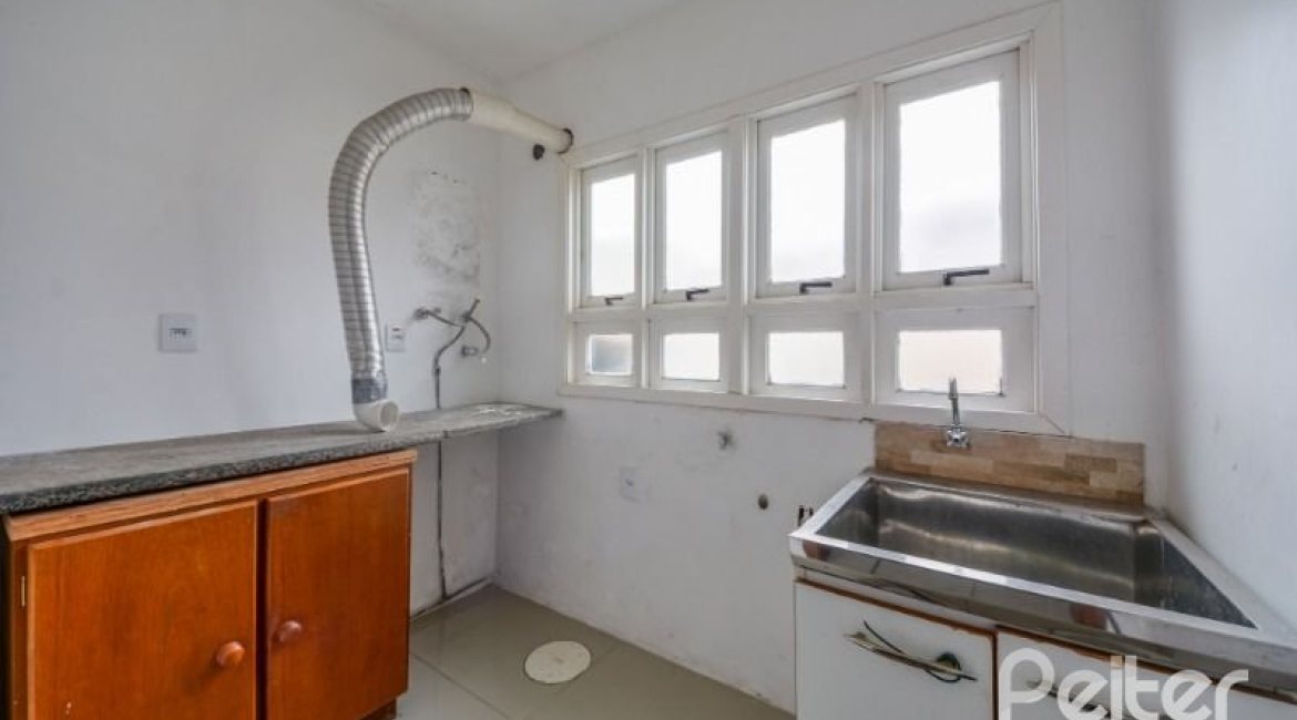 Casa à venda com 206m², 3 dormitórios, 1 suíte, 2 vagas, no bairro Ipanema em Porto Alegre