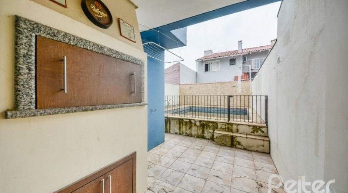 Casa à venda com 206m², 3 dormitórios, 1 suíte, 2 vagas, no bairro Ipanema em Porto Alegre
