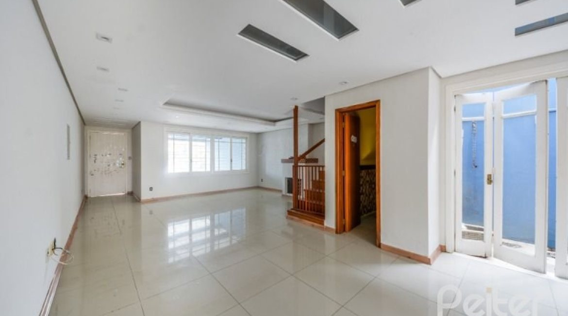 Casa à venda com 206m², 3 dormitórios, 1 suíte, 2 vagas, no bairro Ipanema em Porto Alegre