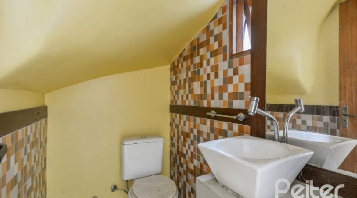 Casa à venda com 206m², 3 dormitórios, 1 suíte, 2 vagas, no bairro Ipanema em Porto Alegre