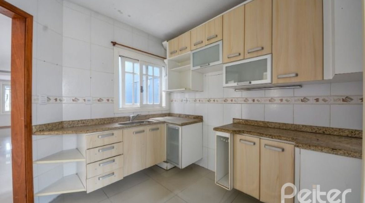 Casa à venda com 206m², 3 dormitórios, 1 suíte, 2 vagas, no bairro Ipanema em Porto Alegre