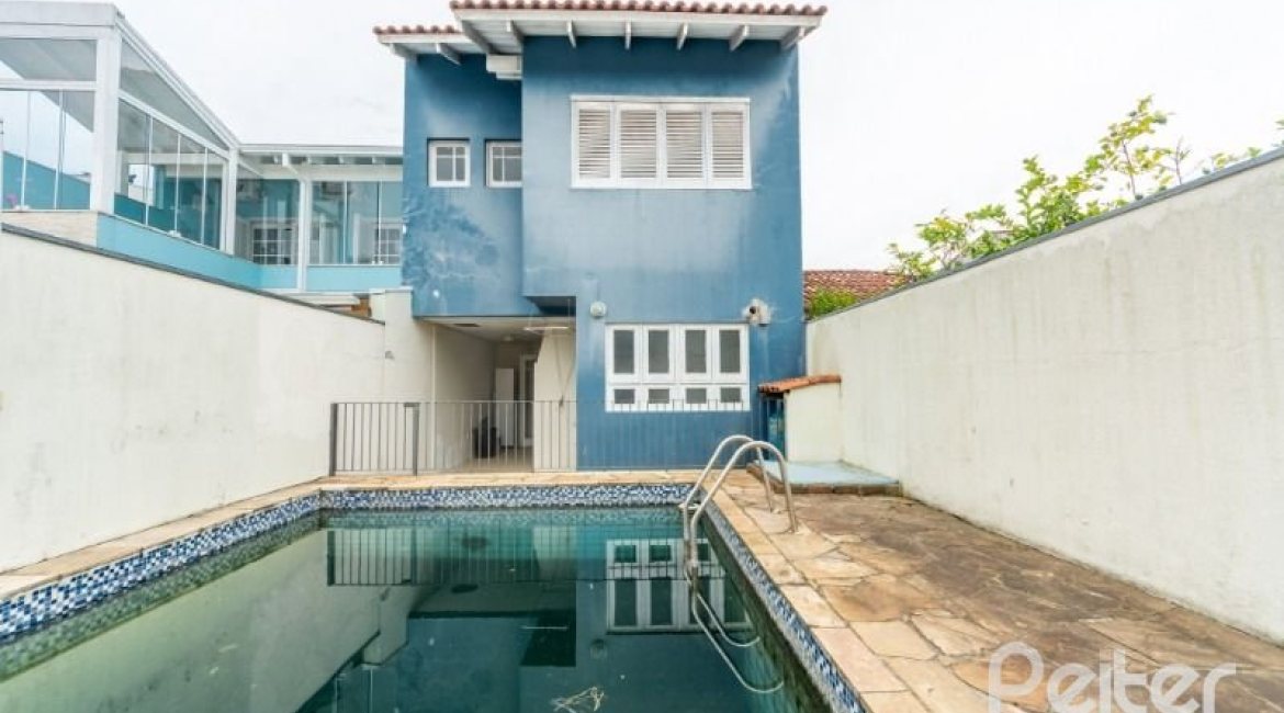 Casa à venda com 206m², 3 dormitórios, 1 suíte, 2 vagas, no bairro Ipanema em Porto Alegre