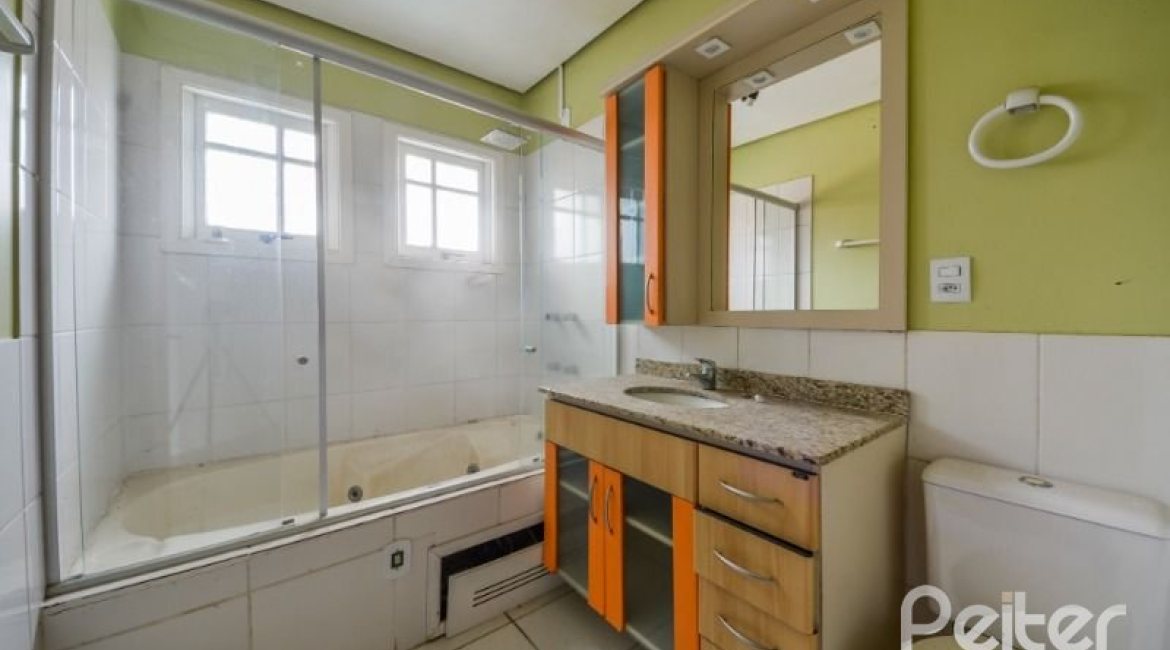 Casa à venda com 206m², 3 dormitórios, 1 suíte, 2 vagas, no bairro Ipanema em Porto Alegre