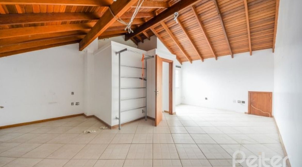 Casa à venda com 206m², 3 dormitórios, 1 suíte, 2 vagas, no bairro Ipanema em Porto Alegre