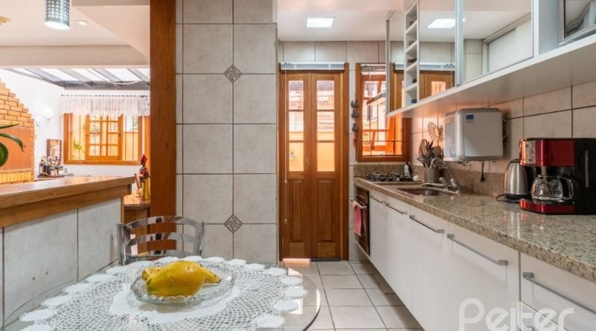 Casa em Condomínio à venda com 233m², 3 dormitórios, 1 suíte, 2 vagas, no bairro Tristeza em Porto Alegre