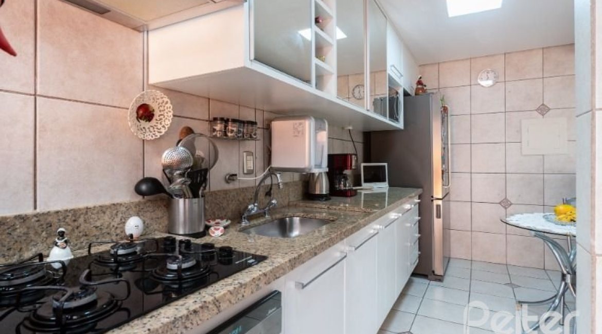 Casa em Condomínio à venda com 233m², 3 dormitórios, 1 suíte, 2 vagas, no bairro Tristeza em Porto Alegre