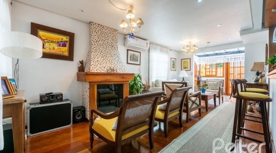 Casa em Condomínio à venda com 233m², 3 dormitórios, 1 suíte, 2 vagas, no bairro Tristeza em Porto Alegre