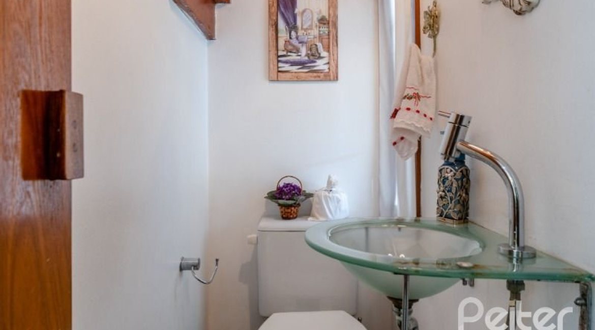 Casa em Condomínio à venda com 233m², 3 dormitórios, 1 suíte, 2 vagas, no bairro Tristeza em Porto Alegre