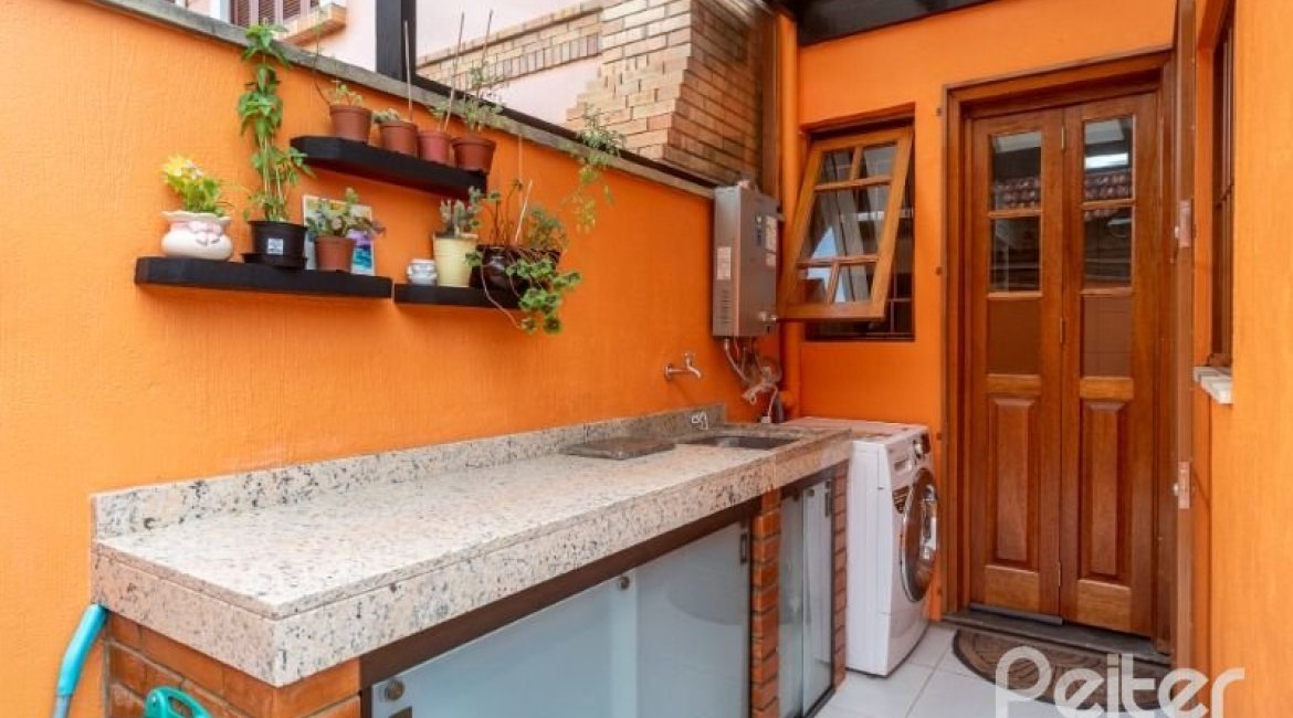 Casa em Condomínio à venda com 233m², 3 dormitórios, 1 suíte, 2 vagas, no bairro Tristeza em Porto Alegre