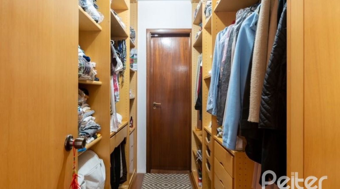 Casa em Condomínio à venda com 233m², 3 dormitórios, 1 suíte, 2 vagas, no bairro Tristeza em Porto Alegre