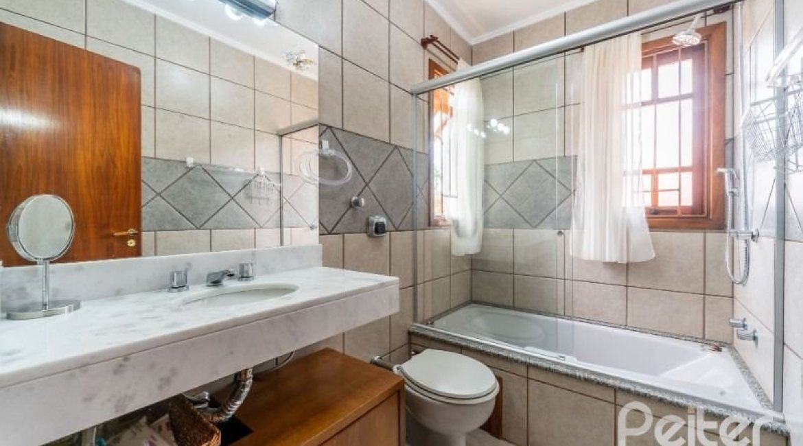 Casa em Condomínio à venda com 233m², 3 dormitórios, 1 suíte, 2 vagas, no bairro Tristeza em Porto Alegre