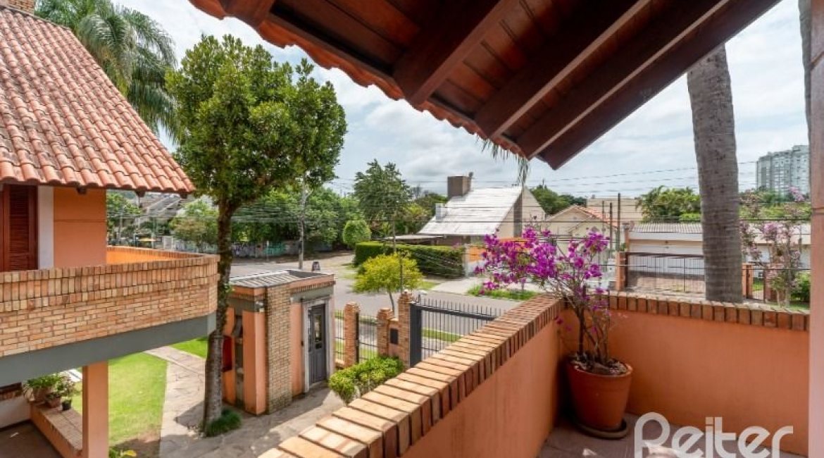 Casa em Condomínio à venda com 233m², 3 dormitórios, 1 suíte, 2 vagas, no bairro Tristeza em Porto Alegre