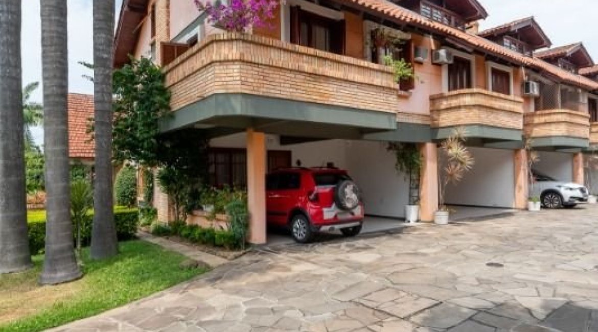 Casa em Condomínio à venda com 233m², 3 dormitórios, 1 suíte, 2 vagas, no bairro Tristeza em Porto Alegre