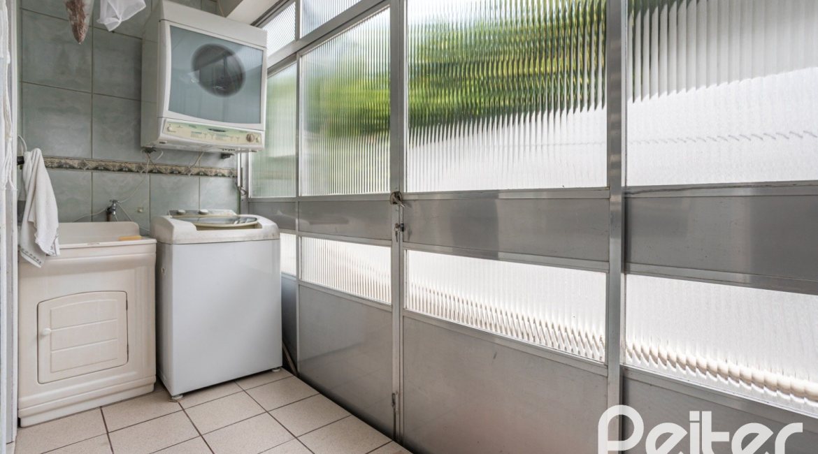 Casa em Condomínio à venda com 198m², 3 dormitórios, 1 suíte, 6 vagas, no bairro Tristeza em Porto Alegre