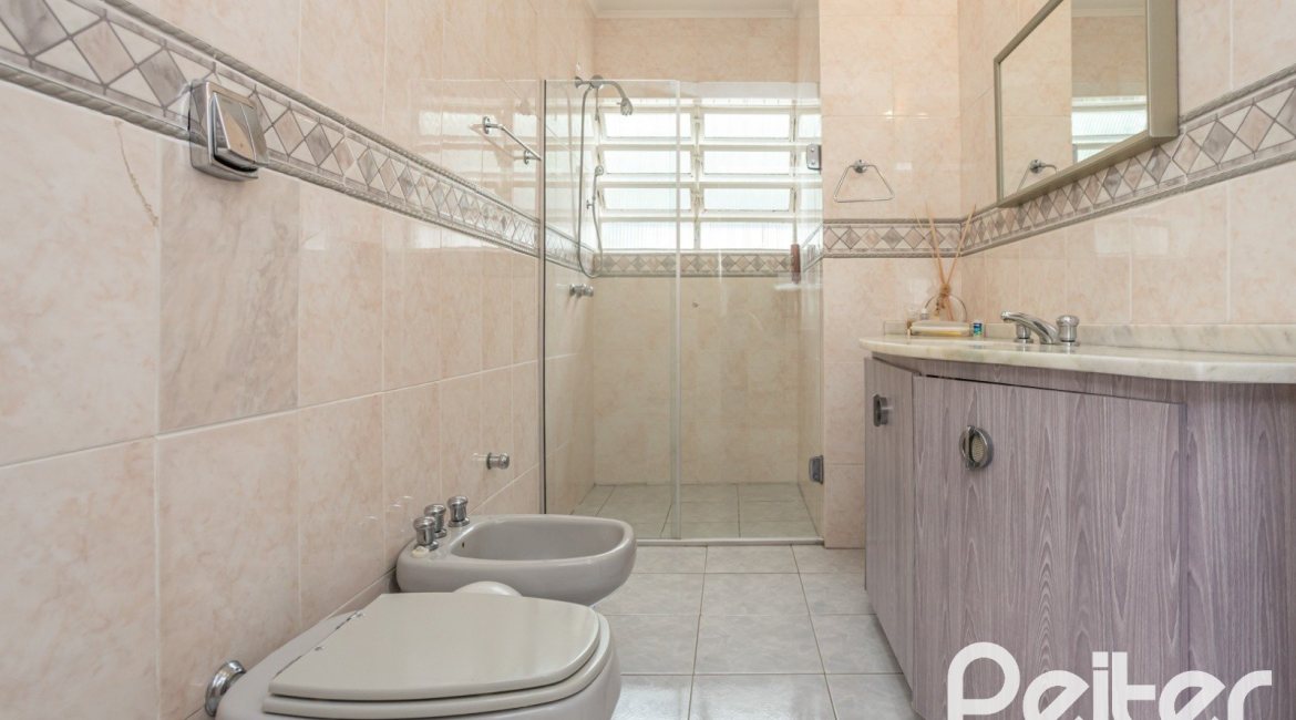 Casa em Condomínio à venda com 198m², 3 dormitórios, 1 suíte, 6 vagas, no bairro Tristeza em Porto Alegre