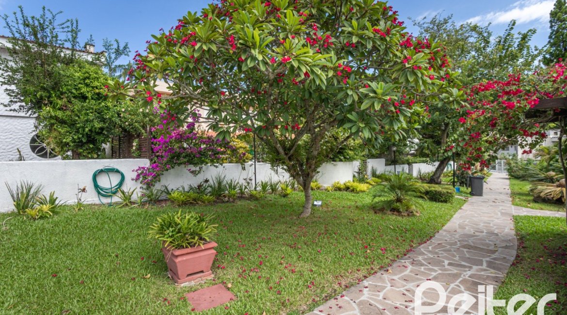 Casa em Condomínio à venda com 198m², 3 dormitórios, 1 suíte, 6 vagas, no bairro Tristeza em Porto Alegre