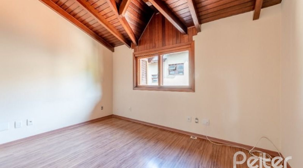 Casa em Condomínio à venda com 255m², 4 dormitórios, 2 suítes, 4 vagas, no bairro Vila Assunção em Porto Alegre