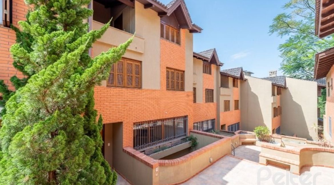 Casa em Condomínio à venda com 255m², 4 dormitórios, 2 suítes, 4 vagas, no bairro Vila Assunção em Porto Alegre