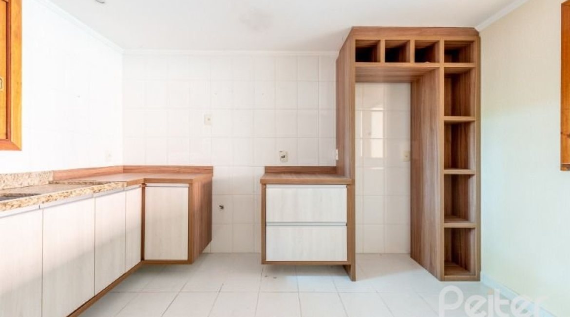 Casa em Condomínio à venda com 255m², 4 dormitórios, 2 suítes, 4 vagas, no bairro Vila Assunção em Porto Alegre