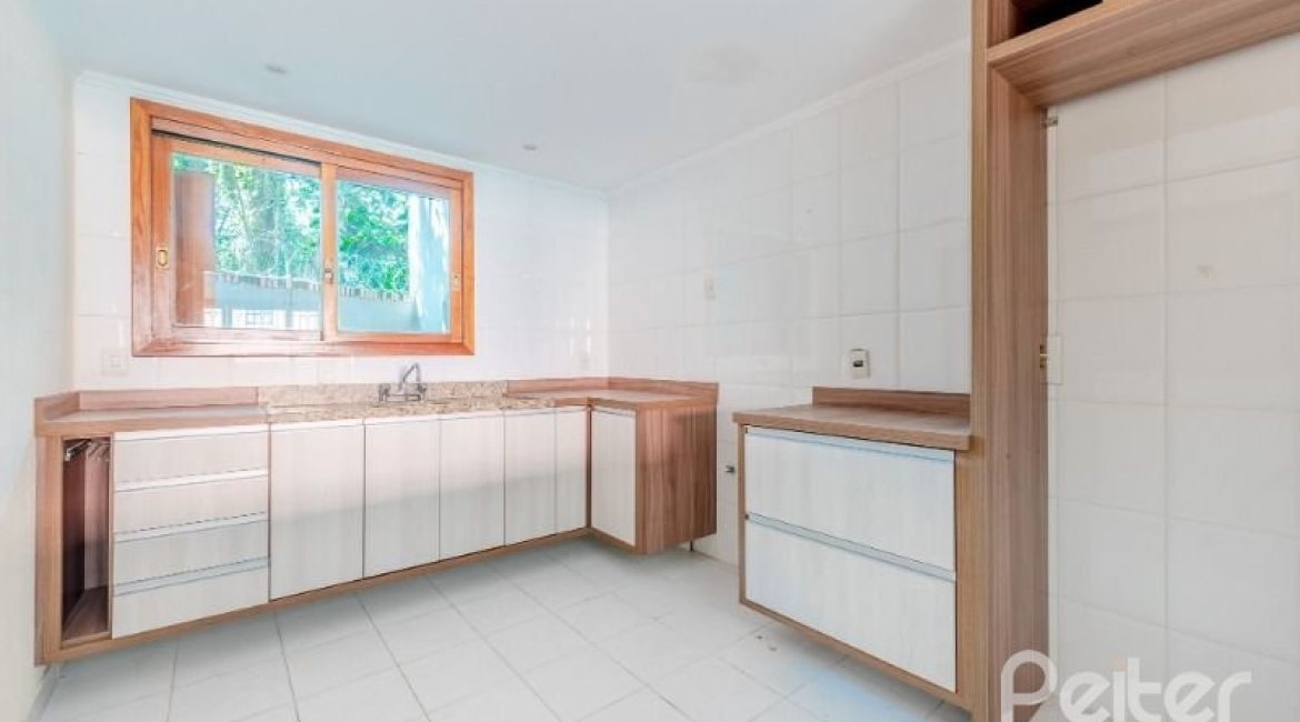 Casa em Condomínio à venda com 255m², 4 dormitórios, 2 suítes, 4 vagas, no bairro Vila Assunção em Porto Alegre