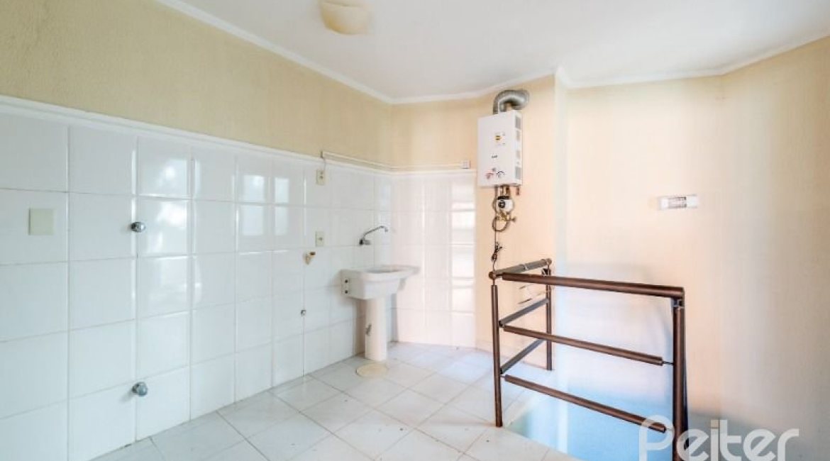 Casa em Condomínio à venda com 255m², 4 dormitórios, 2 suítes, 4 vagas, no bairro Vila Assunção em Porto Alegre