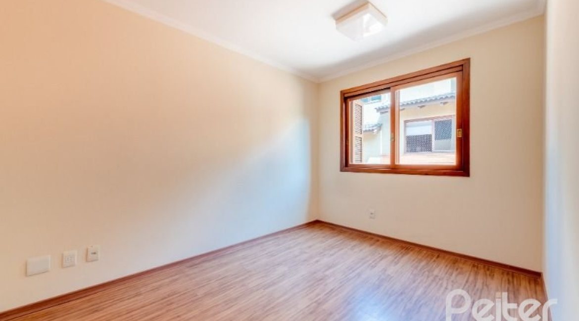Casa em Condomínio à venda com 255m², 4 dormitórios, 2 suítes, 4 vagas, no bairro Vila Assunção em Porto Alegre