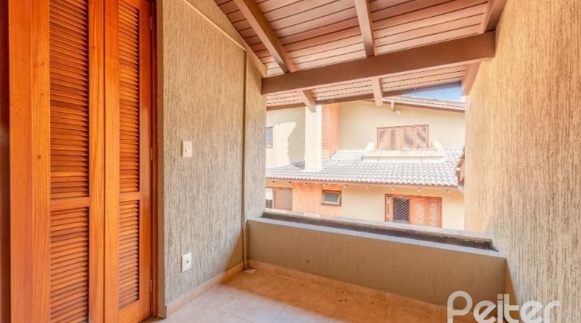 Casa em Condomínio à venda com 255m², 4 dormitórios, 2 suítes, 4 vagas, no bairro Vila Assunção em Porto Alegre