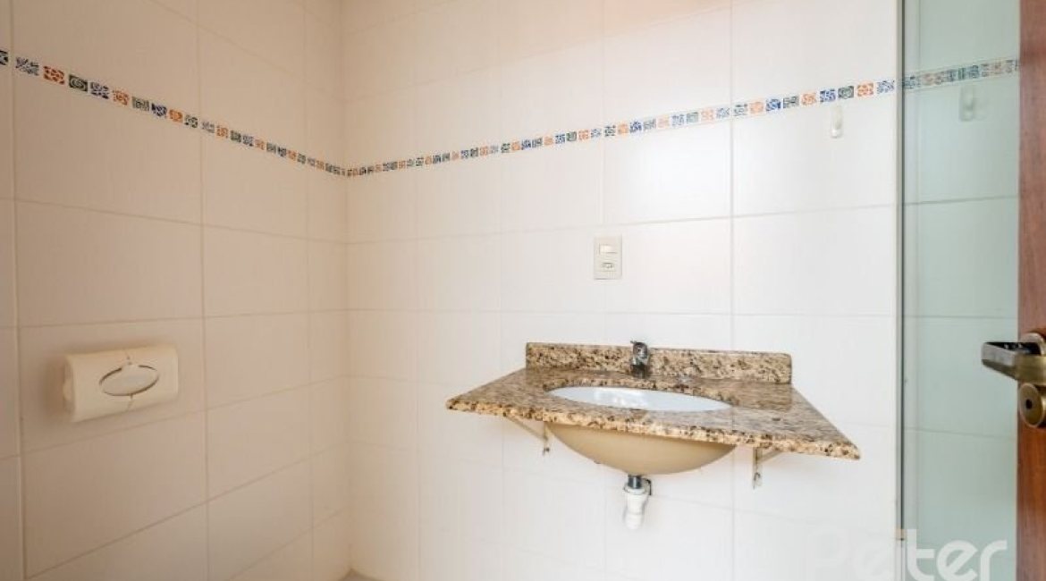 Casa em Condomínio à venda com 255m², 4 dormitórios, 2 suítes, 4 vagas, no bairro Vila Assunção em Porto Alegre