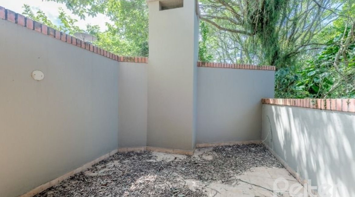 Casa em Condomínio à venda com 255m², 4 dormitórios, 2 suítes, 4 vagas, no bairro Vila Assunção em Porto Alegre