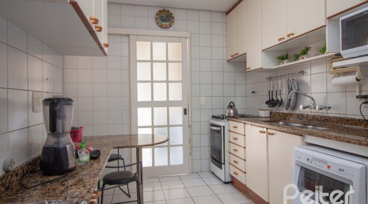 Casa em Condomínio à venda com 224m², 3 dormitórios, 2 suítes, 2 vagas, no bairro Tristeza em Porto Alegre