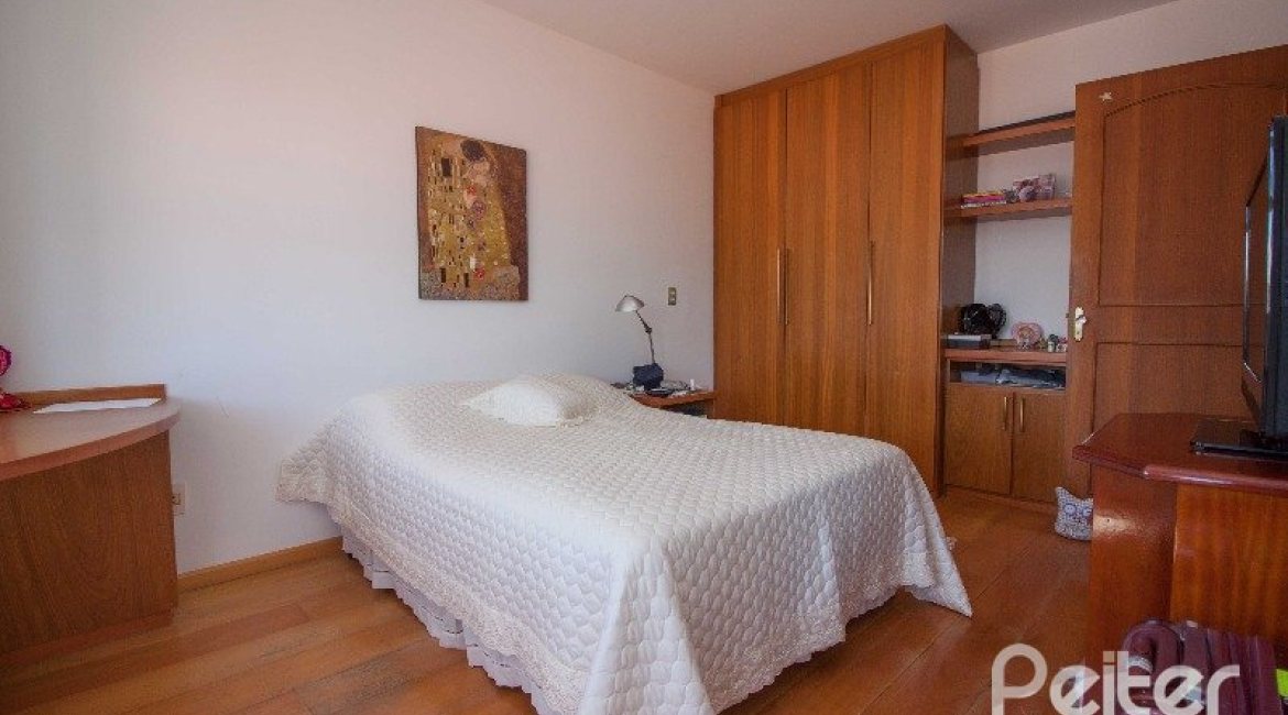 Casa em Condomínio à venda com 224m², 3 dormitórios, 2 suítes, 2 vagas, no bairro Tristeza em Porto Alegre