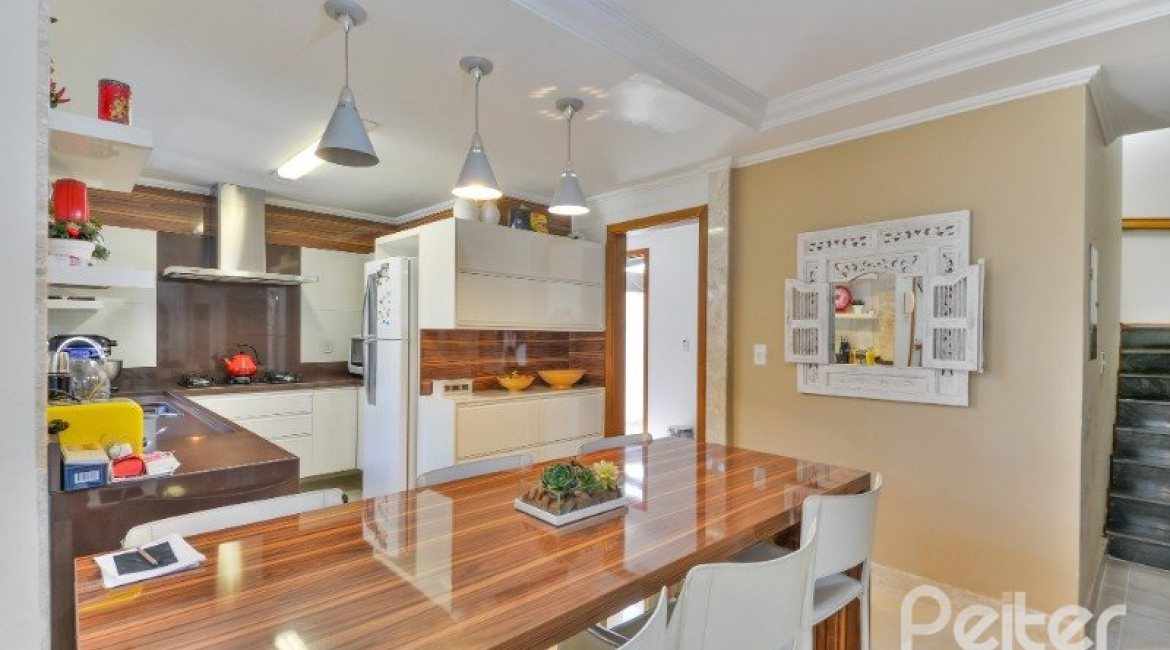 Casa em Condomínio à venda com 347m², 3 dormitórios, 1 suíte, 3 vagas, no bairro Jardim Isabel em Porto Alegre