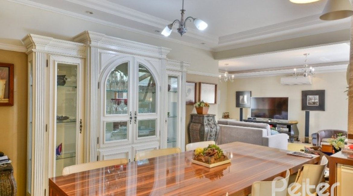 Casa em Condomínio à venda com 347m², 3 dormitórios, 1 suíte, 3 vagas, no bairro Jardim Isabel em Porto Alegre