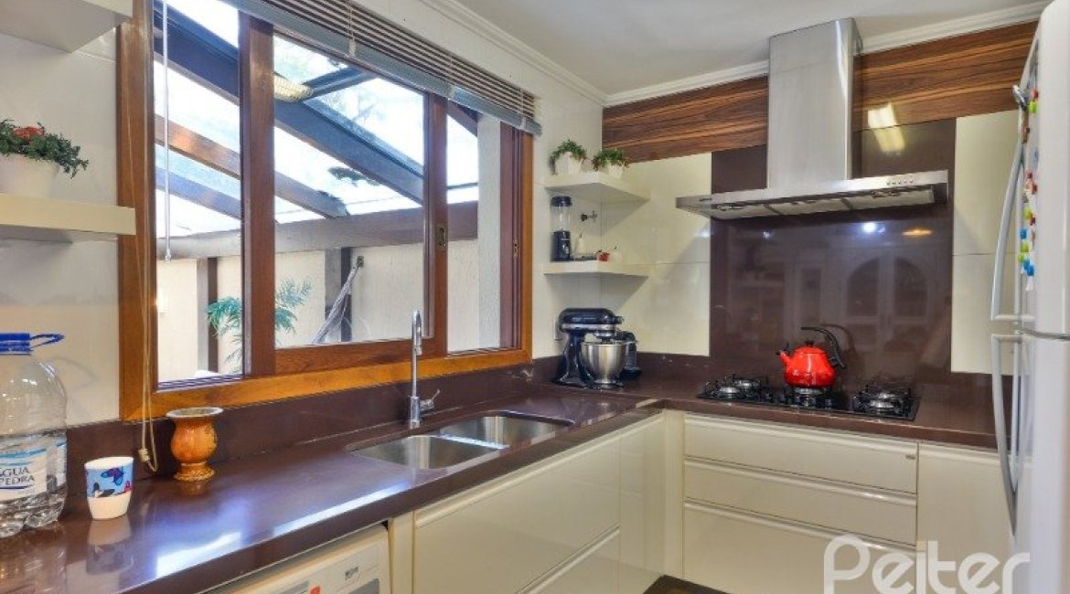 Casa em Condomínio à venda com 347m², 3 dormitórios, 1 suíte, 3 vagas, no bairro Jardim Isabel em Porto Alegre