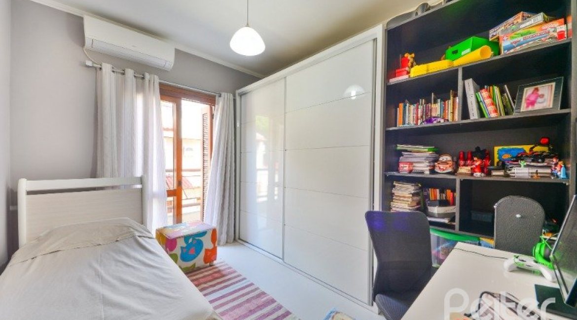 Casa em Condomínio à venda com 347m², 3 dormitórios, 1 suíte, 3 vagas, no bairro Jardim Isabel em Porto Alegre