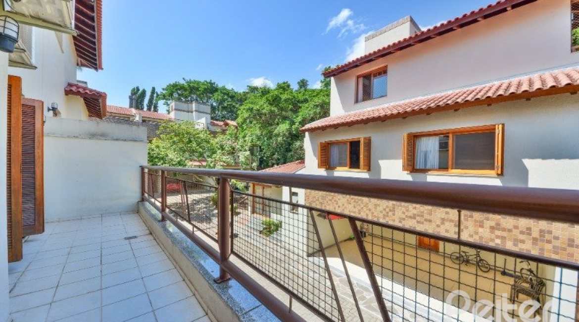 Casa em Condomínio à venda com 347m², 3 dormitórios, 1 suíte, 3 vagas, no bairro Jardim Isabel em Porto Alegre
