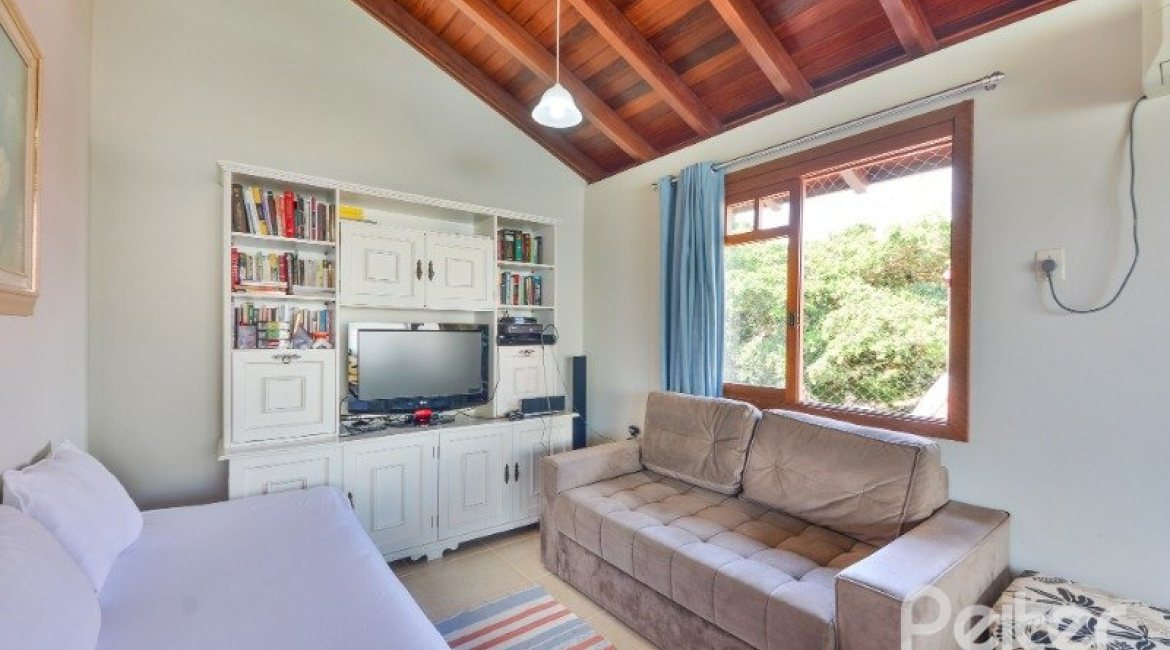 Casa em Condomínio à venda com 347m², 3 dormitórios, 1 suíte, 3 vagas, no bairro Jardim Isabel em Porto Alegre