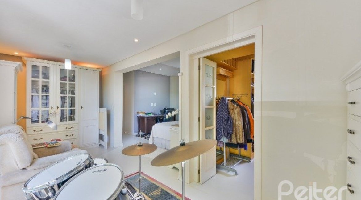 Casa em Condomínio à venda com 347m², 3 dormitórios, 1 suíte, 3 vagas, no bairro Jardim Isabel em Porto Alegre