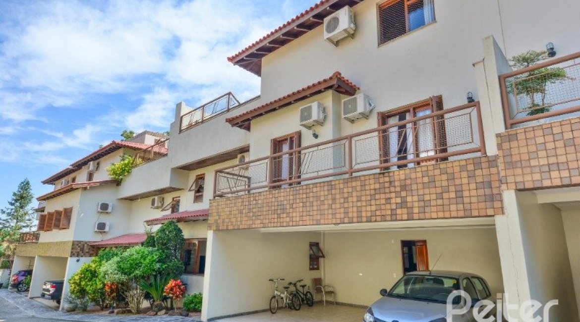 Casa em Condomínio à venda com 347m², 3 dormitórios, 1 suíte, 3 vagas, no bairro Jardim Isabel em Porto Alegre